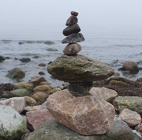 aufgetürmte Steine am Strand